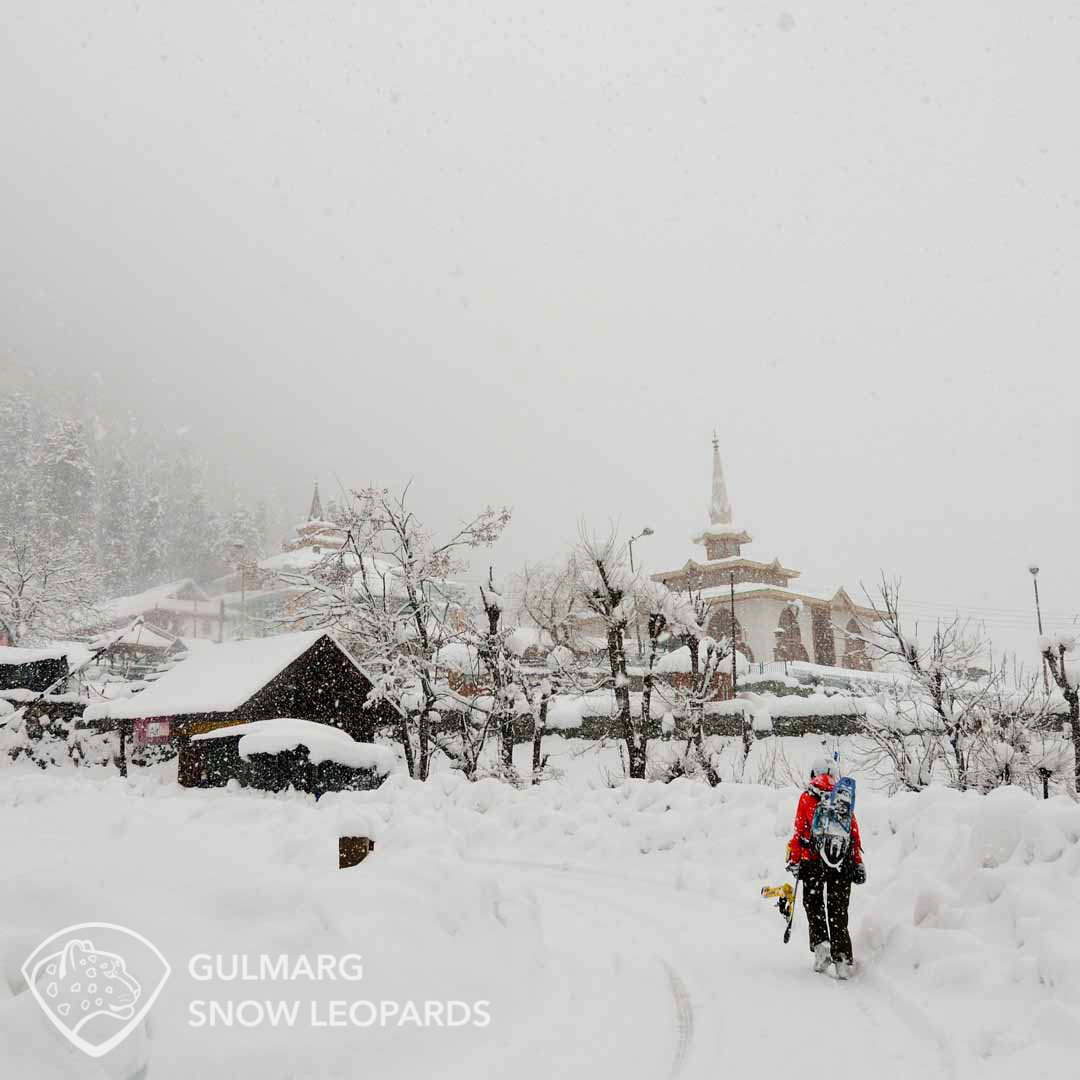 Snowboarding down to Baba Reshi Shrine